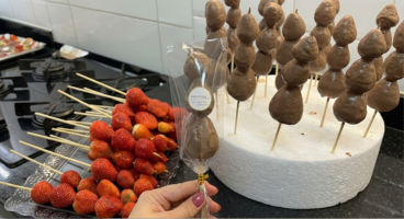 Espeto de frutas com chocolate